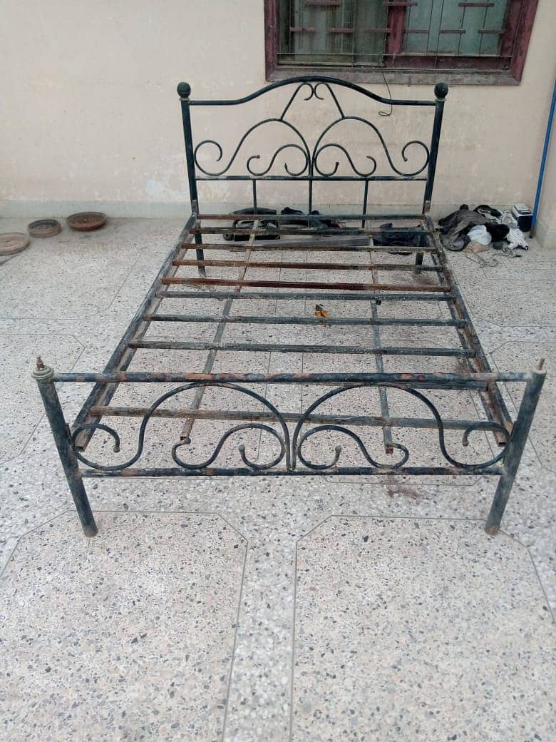 ROD IRON BED 0