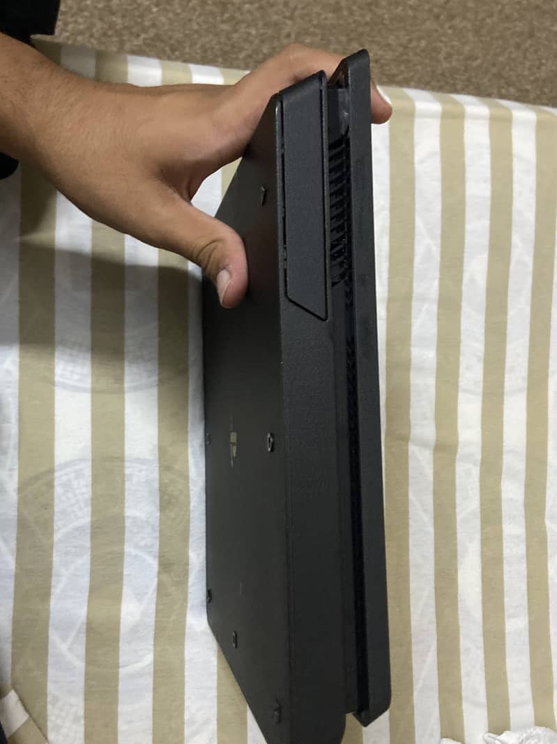 Ps4 slim without controller 1