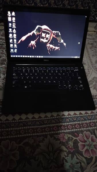 Dell Latitude 7280
6 Generation 
8GB 256 GB SSD  (Touch and Type) 6