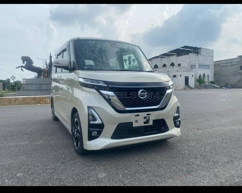 Nissan ROOx Highway star 11