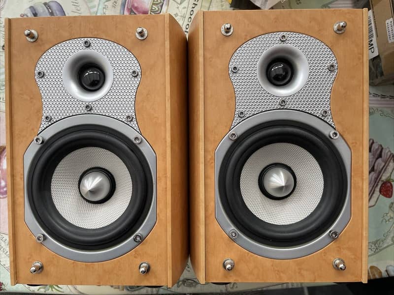 Roth Oli10 Bookshelf Speakers 1