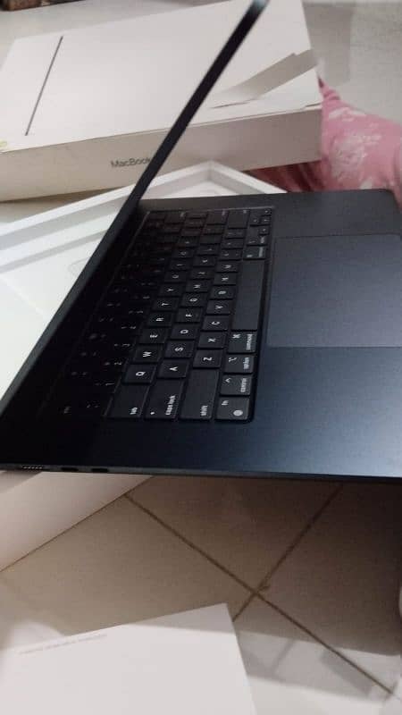 15-inch MackBook air with M2 chip - midnight 8