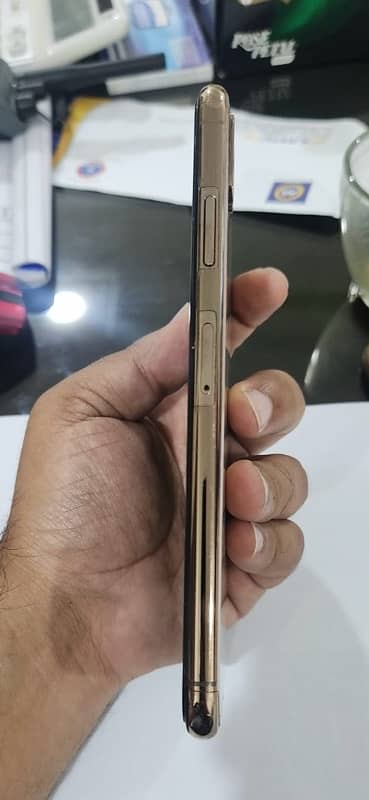 iPhone xsmax 256 GB Gold PTA Approved 4