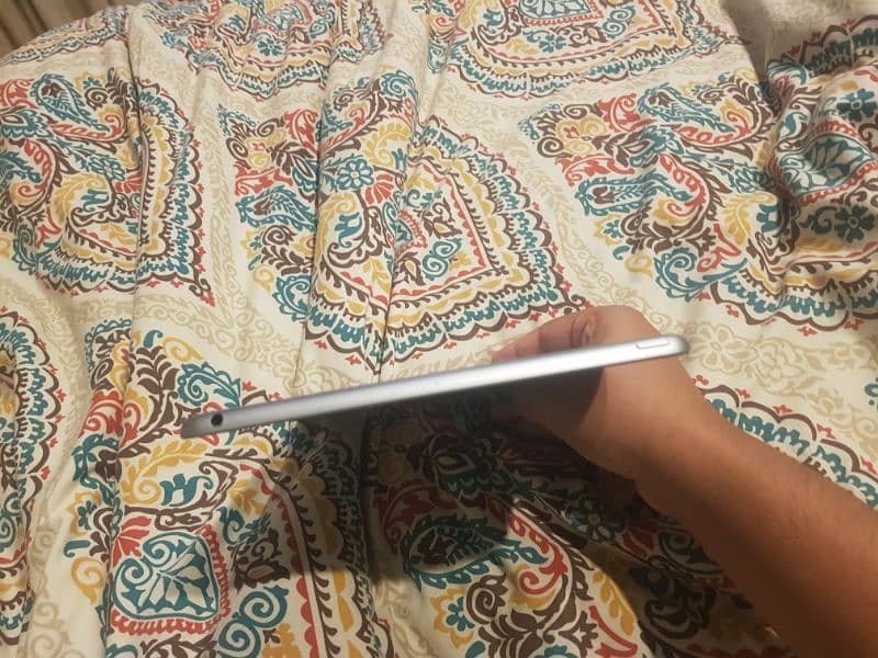 Ipad 6th Gen used by a girl condition 10/10 5