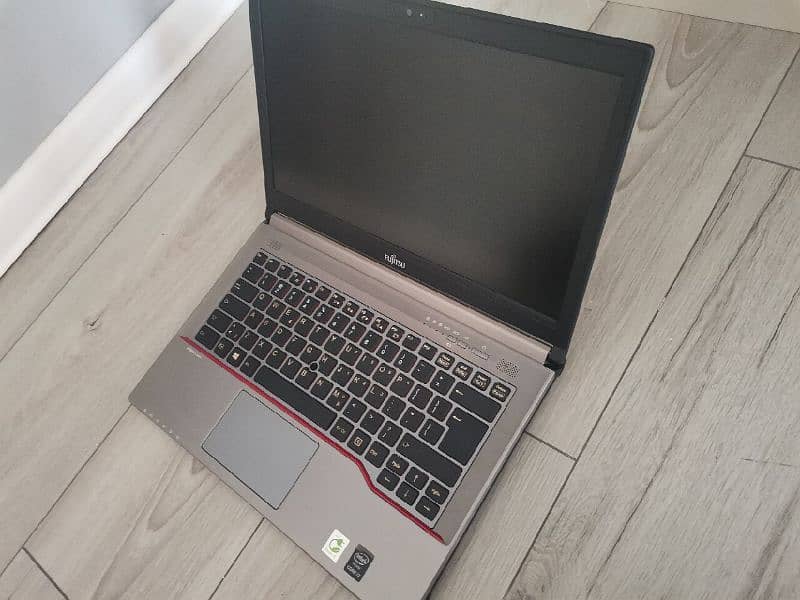 fujitsu made in Japan laptop 4th Genration 4GB Ram 320HDD 13.5"Display 0