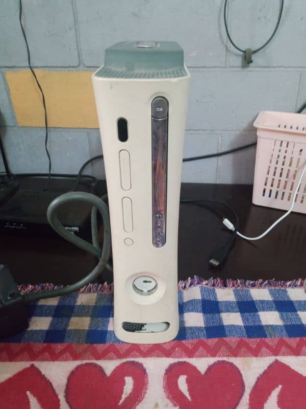 Xbox 360 with 2 wireless controller 0