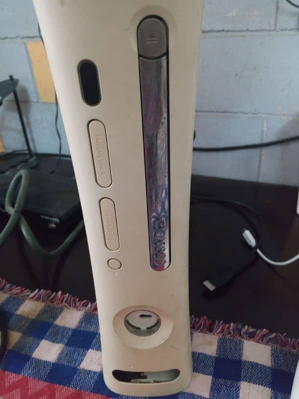 Xbox 360 with 2 wireless controller 4