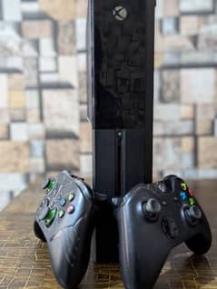 Xbox one 500GB with two controllers and box