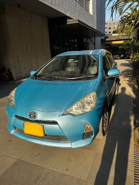 Toyota Aqua hybrid G push top of the line bt prius axio fit vezel alto 1