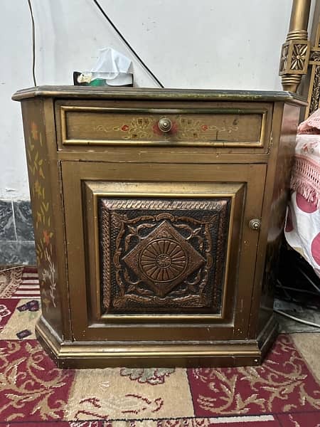 Orignal wooden bed with metal desiside tables & dressing table 3