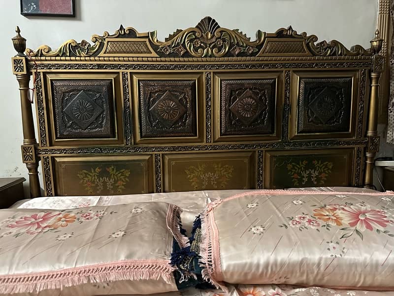 Orignal wooden bed with metal desiside tables & dressing table 4