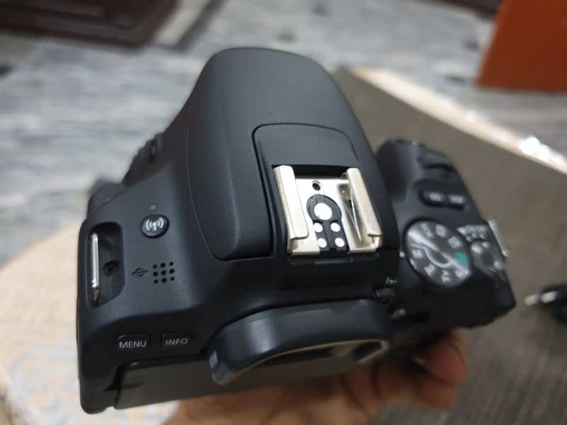 Urgent sale 200D Canon Brand new camra no usd 0.3. 0.0. 9.5. 2.3. 0.4. 1 2