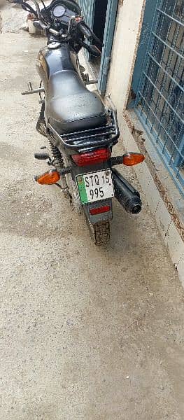 suzuki 110 black . bayk chnag krni he is lye 8