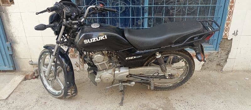 suzuki 110 black . bayk chnag krni he is lye 11