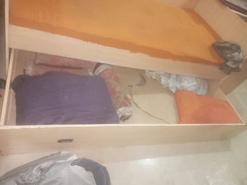 bed 2 single bunker bed for sell. 2