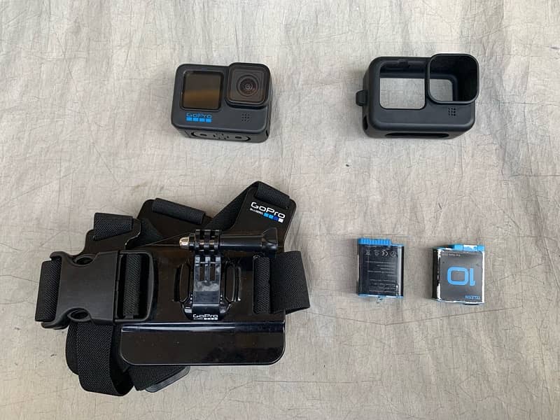 Gopro hero 10 with extra battery and other accessories 3