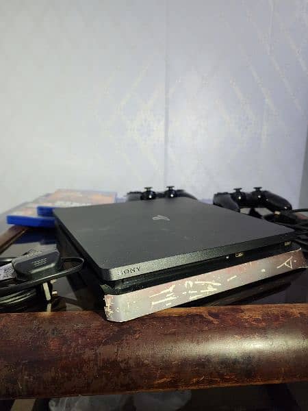 PS4 Slim 500GB Bundle – Like New! 1