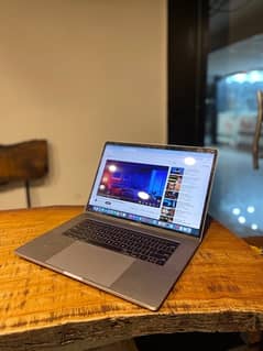 Mac Book Pro 2017 pro 15 inch urgent sale