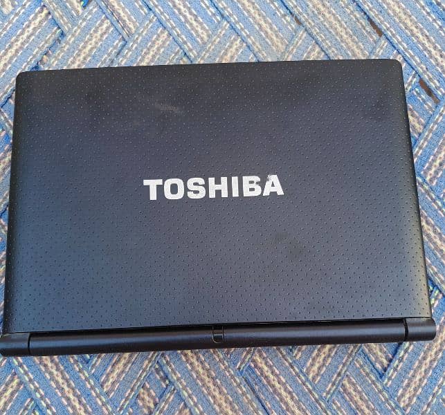 Toshiba NB500 Chrome Book 1