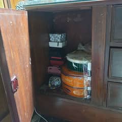 Dressing Table with thick glass on it and clean mirror