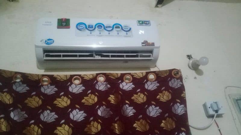 new condition AC 1ton pel DC inverter 10by 10 condition hai 2