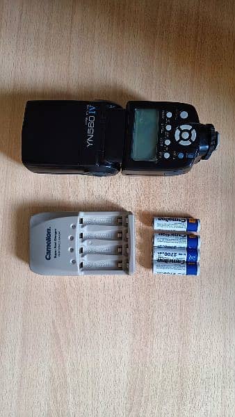 Yongnuo YN-560 IV flash light for Nikon. Camelion Charger & batteries. 3