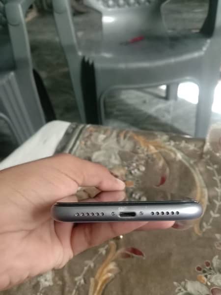 iphone11 /128 GB factory unlock nun PTA 4