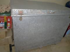 Trunk size 4x3.10x2.10 in good condition