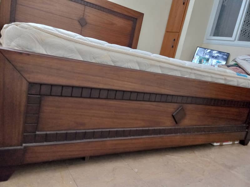 BED WOODEN KING SIZE URGENT SALE 1