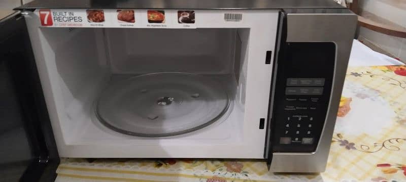 2 month used full sized oven condition 10/9.75 1