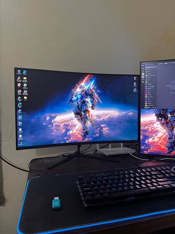 EASE curved gaming monitor 240Hz 1