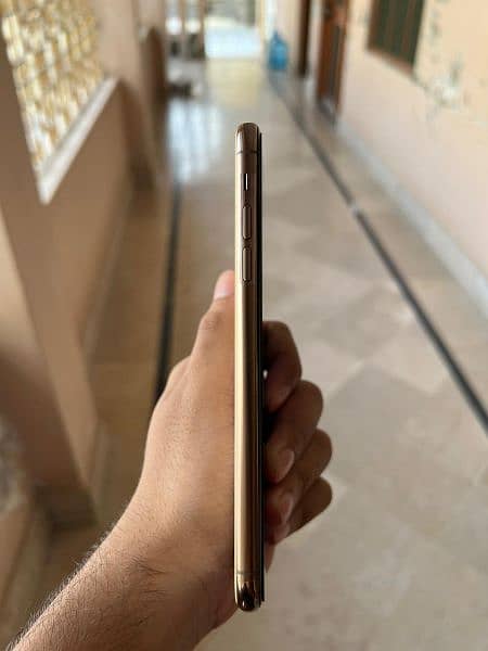 IPHONE 11 PRO MAX NON PTA 64 GB ( MINT CONDITION) 6