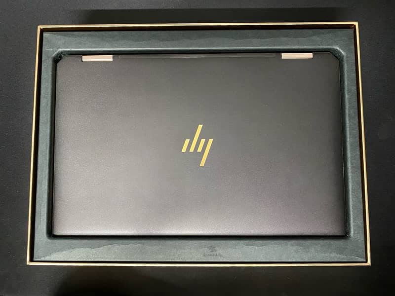 Hp Spectre Core i7 11 gen with box. 3