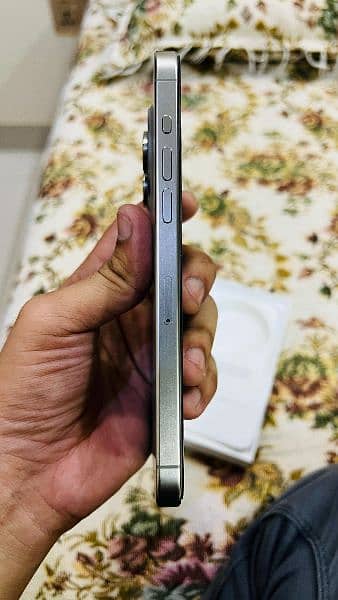 iPhone 15 Pro Max 1Tb Natural Titanium 2