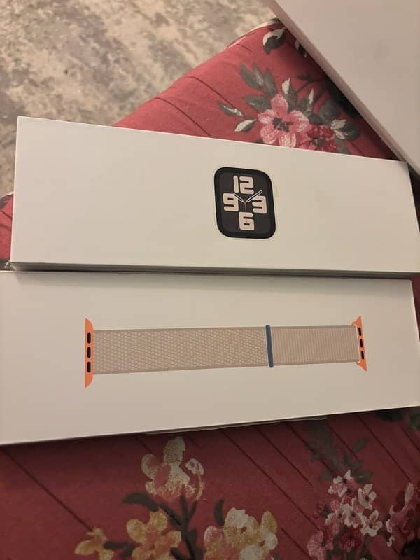 Apple Watch SE(2) starlight colour 44mm 1