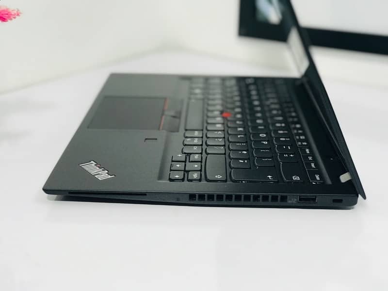 lenovo t490s core i7 8th gen- Quard core -8 threads -Ultra HD graphics 5