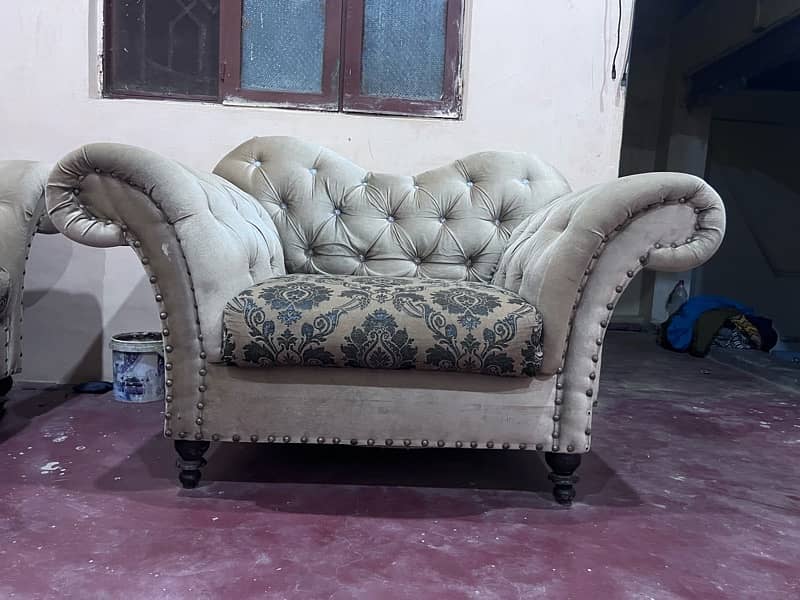 Bed Hy Dressing hy Sofa Set hy  Table bhi hy 7