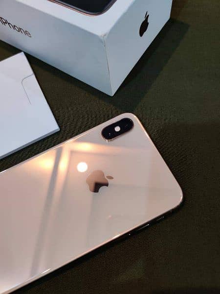 I phone xs max what's app 03230915322 1