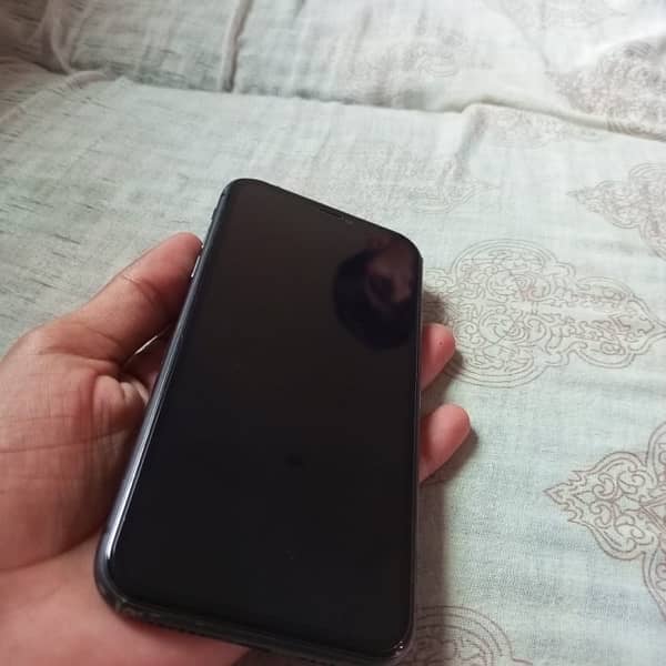 iphone 11.64gb . 10/10 condition uegent sale 4