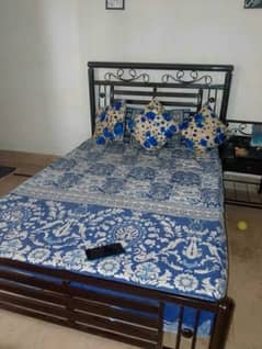 single iron Bed