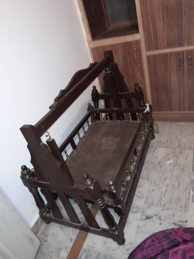 baby cot for sell solid wooden jhoola 1