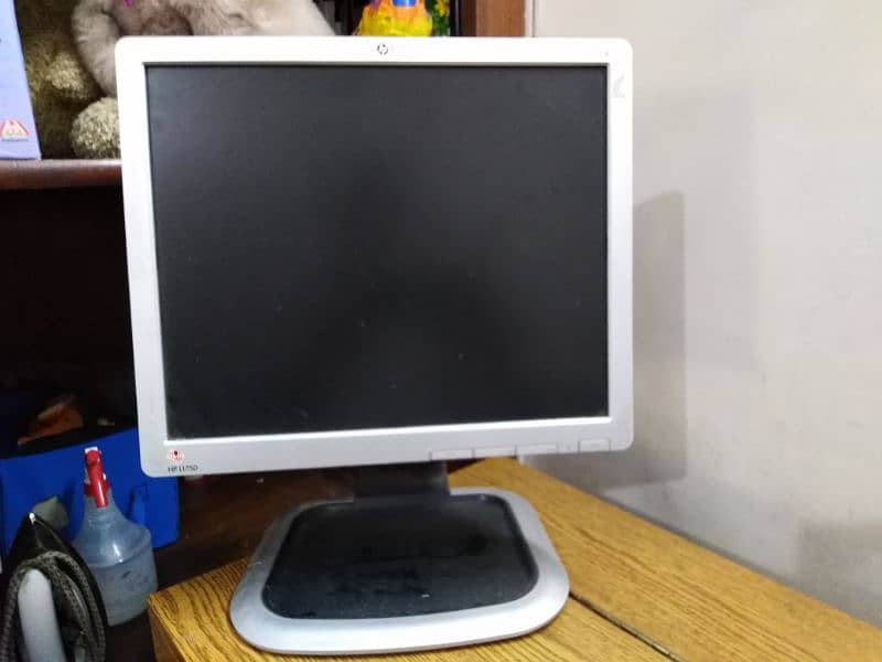 HP L1750 17 inch colour monitor 0