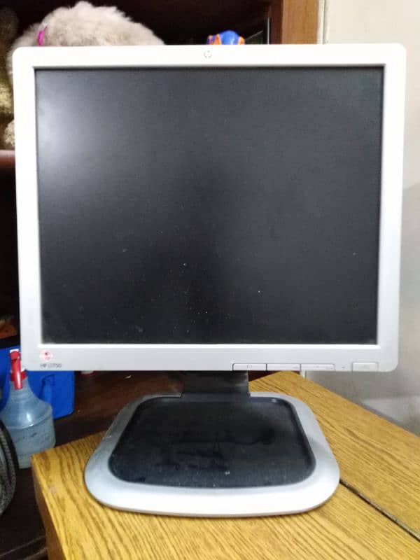 HP L1750 17 inch colour monitor 1