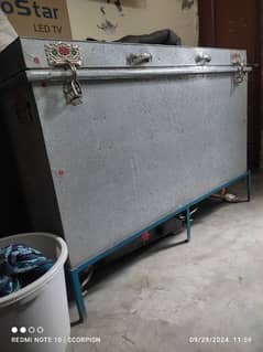 Almost New Trunk with Stand Big Size