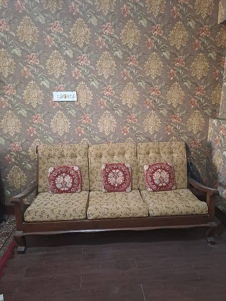 2 sofa sets, 3 aeater and 5 seater 0