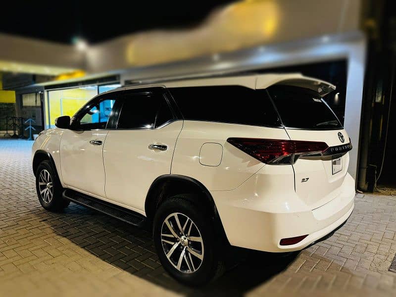 Toyota Fortuner V 2019 4