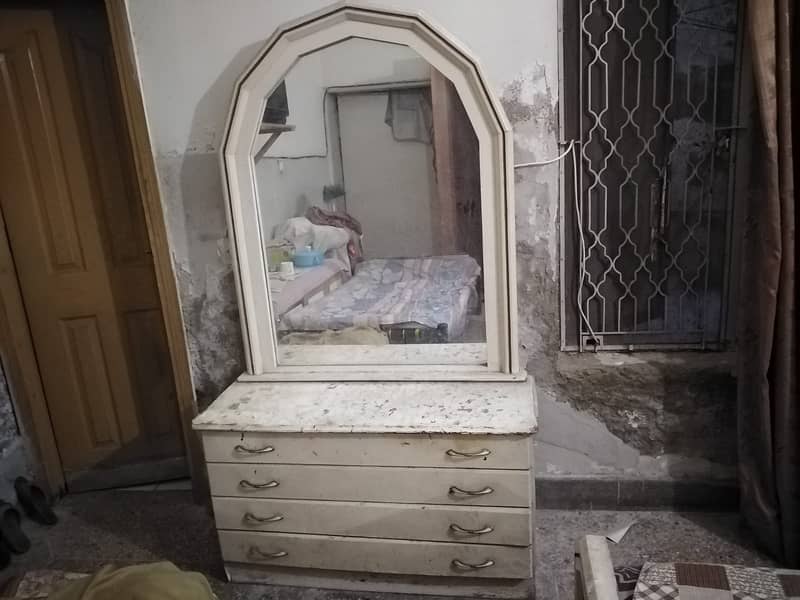 Double bed with side stools and dressing table 3