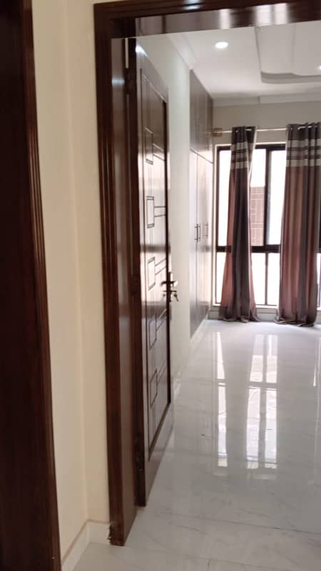 10 MARLA FIRST FLOOR AVAILABLE FOR RENT 10