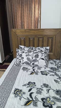 wooden single bed in excellent condition without mattress