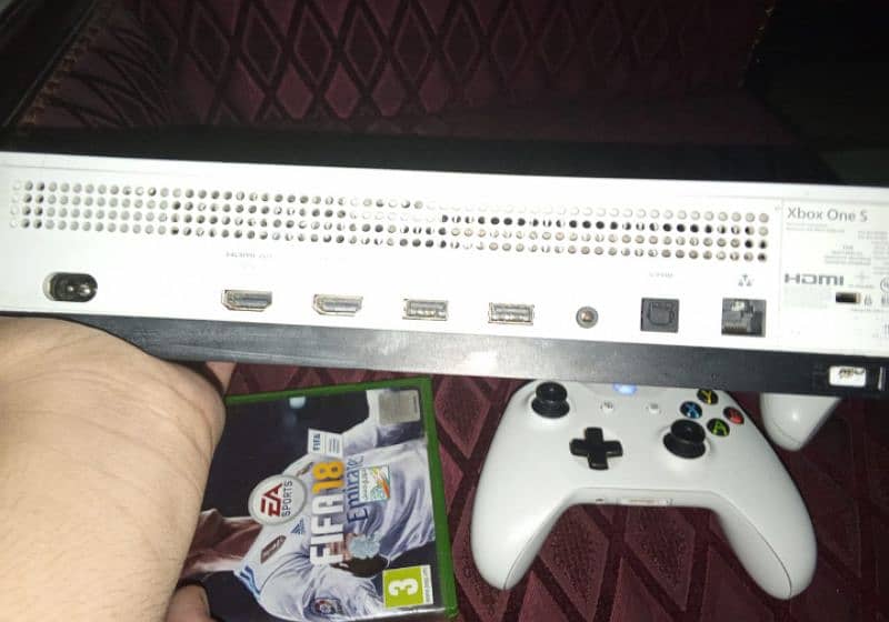 Xbox one s 512gb with 2 controllers‚fifa 18 and gta v also 5m gamepass